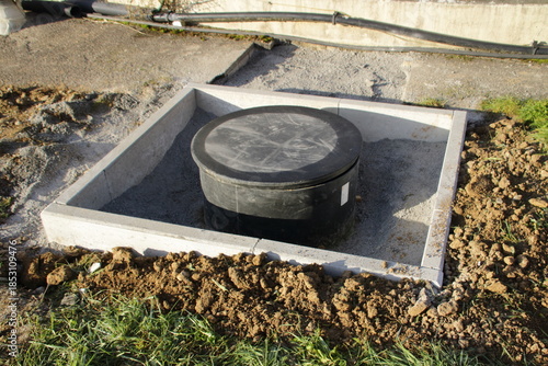 Fertigschacht aus Kunststoff ist mit Stellplatten umschlossen