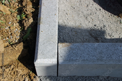 Betonplatten wurden in einem 90 Grad Winkel im Boden verbaut