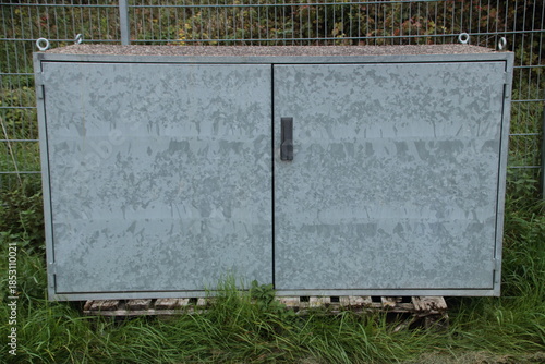 Box aus Betonwänden auf einer Palette