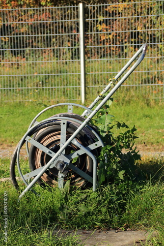 Schlauchwagen ohne Räder auf einer Wiese