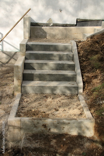 Stufen an einer Treppenanlage wurden neu gebaut