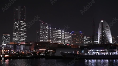 ライトアップされた横浜みなとみらいのビル群