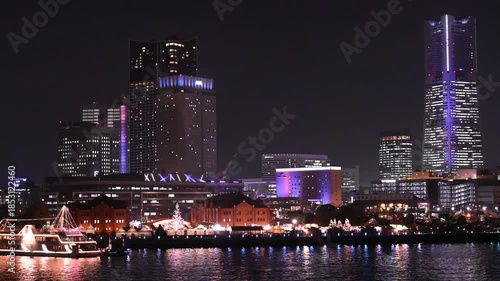 ライトアップされた横浜みなとみらいのビル群