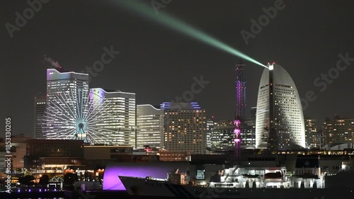 光を放つビル群（横浜みなとみらいの夜景）