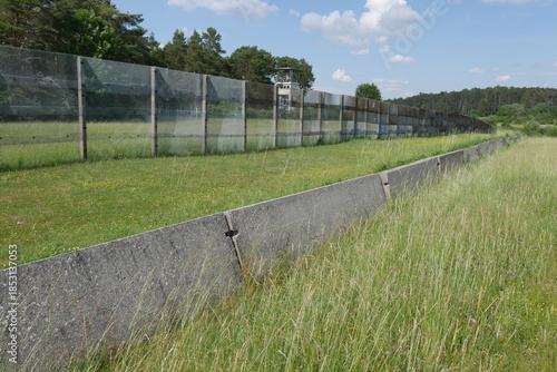 Grenzzaun der DDR-Grenze am Point Alpha in Geisa mit Fahrzeugsperre