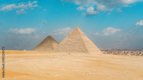 Fotografie The great pyramid of giza egypt on a suuny day and blue sky