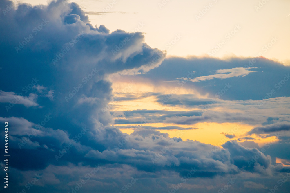 Obraz premium Dramatic Sunset Sky with Golden Light and Dark Storm Clouds