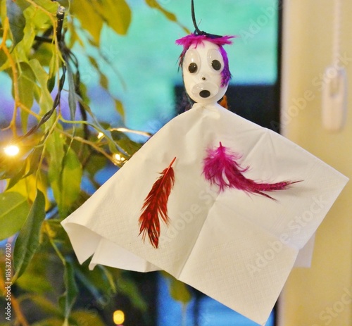 Ängstliche Federnfee hängt in Grünpflanze