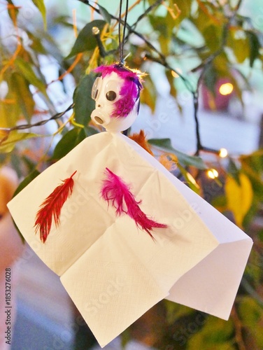 Ängstliche Federnfee hängt in Grünpflanze