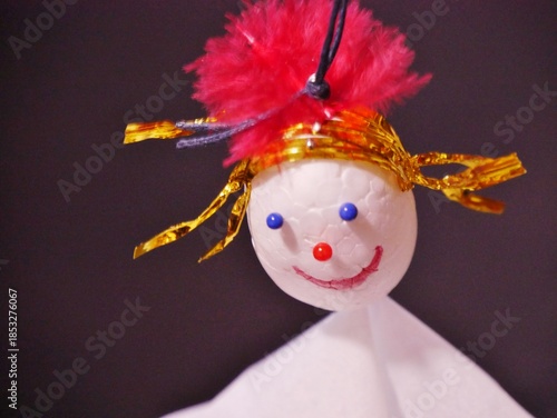 Fröhliches Mädchen als Puppe selbstgemacht