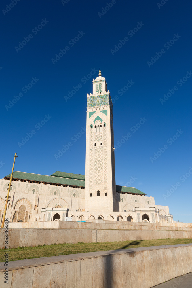 Fototapeta premium scenic view of the Hassan II Mosque, located on the coast of the Atlantic Ocean in Casablanca, Morocco