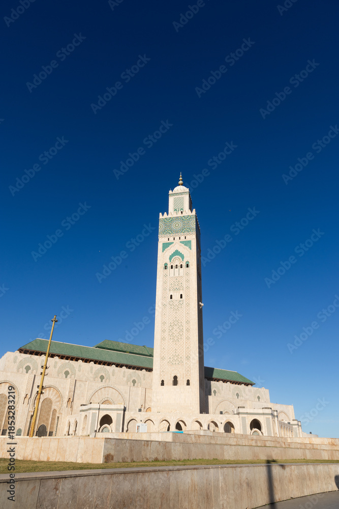 Fototapeta premium scenic view of the Hassan II Mosque, located on the coast of the Atlantic Ocean in Casablanca, Morocco