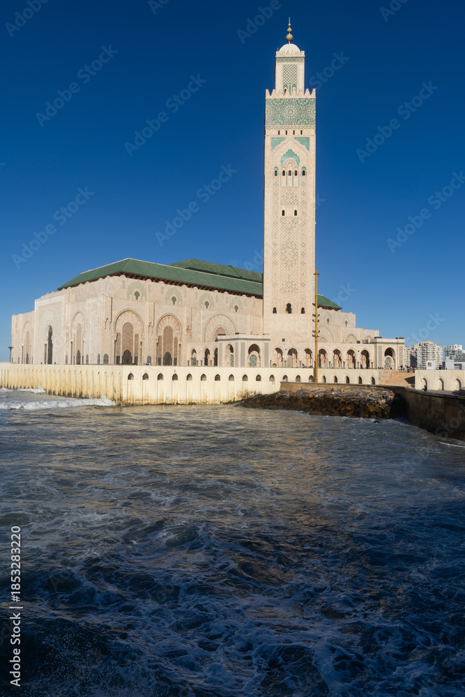 Fototapeta premium scenic view of the Hassan II Mosque, located on the coast of the Atlantic Ocean in Casablanca, Morocco