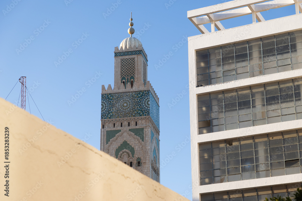 Obraz premium scenic view of the Hassan II Mosque, located on the coast of the Atlantic Ocean in Casablanca, Morocco