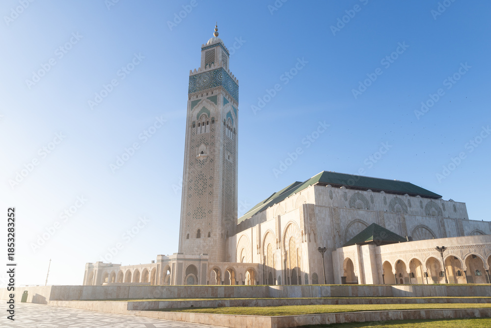 Fototapeta premium scenic view of the Hassan II Mosque, located on the coast of the Atlantic Ocean in Casablanca, Morocco