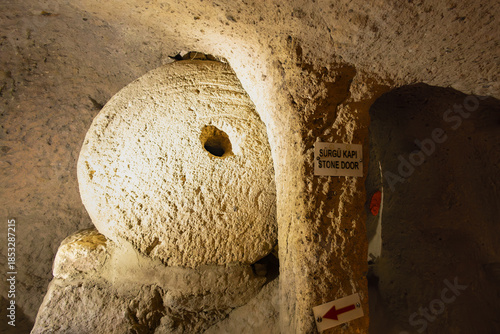 トルコのカイマクル地下都市石の扉