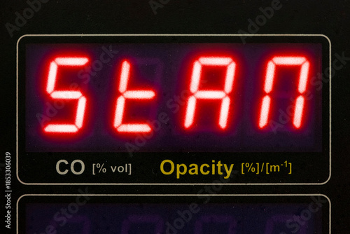 Fotografia Digital STAN display showing automotive emissions measurement standby mode for C