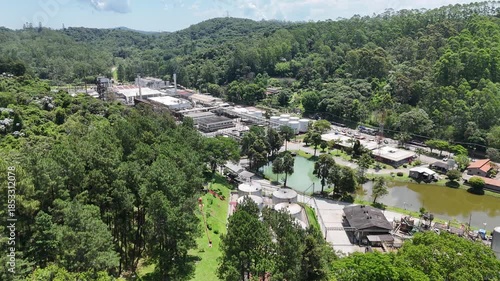 Wallpaper Mural Visão vídeo 4k aérea de planta petroquímica mostra equipamentos industriais, estruturas metálicas e áreas produtivas, representando a escala e complexidade da produção industrial. Torontodigital.ca