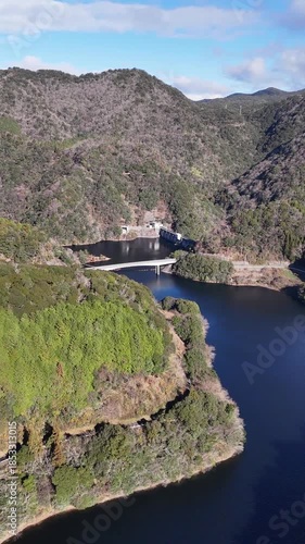 日本のドローン映像　冬の晴れた日に山とダム湖を空撮