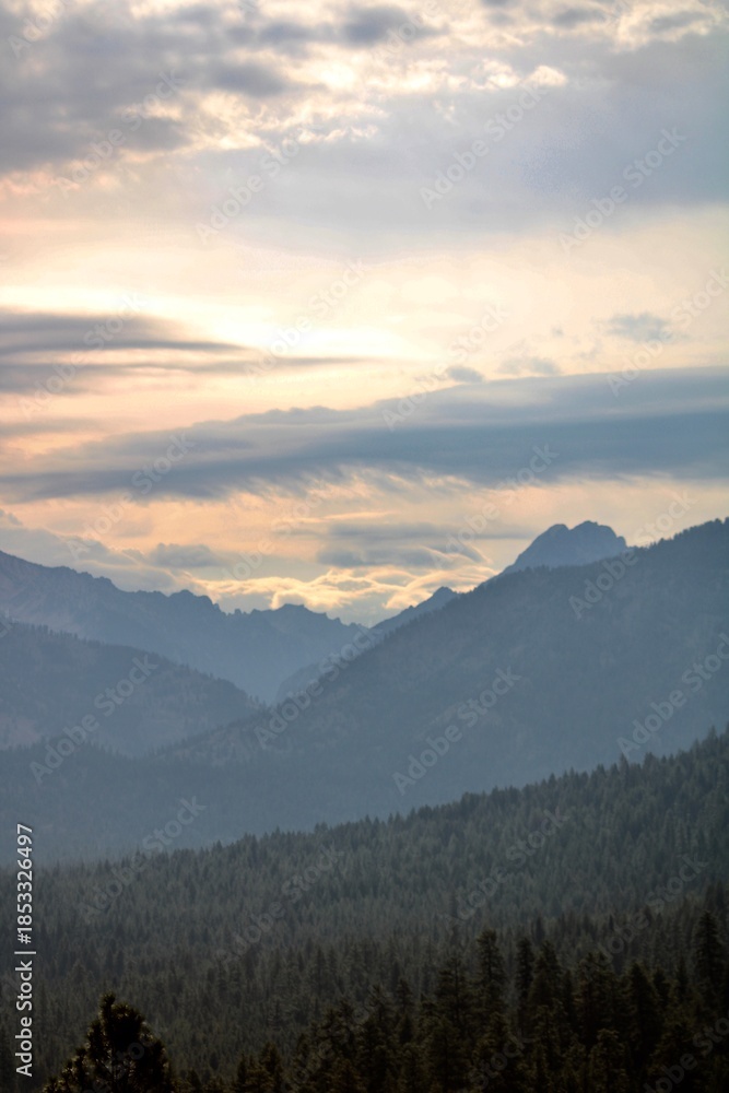 Naklejka premium sunset in the mountains