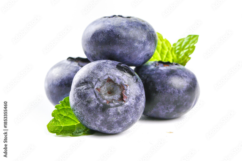 Obraz premium Fresh Blueberries with Leaves - Alpine Yunnan Berry Harvest