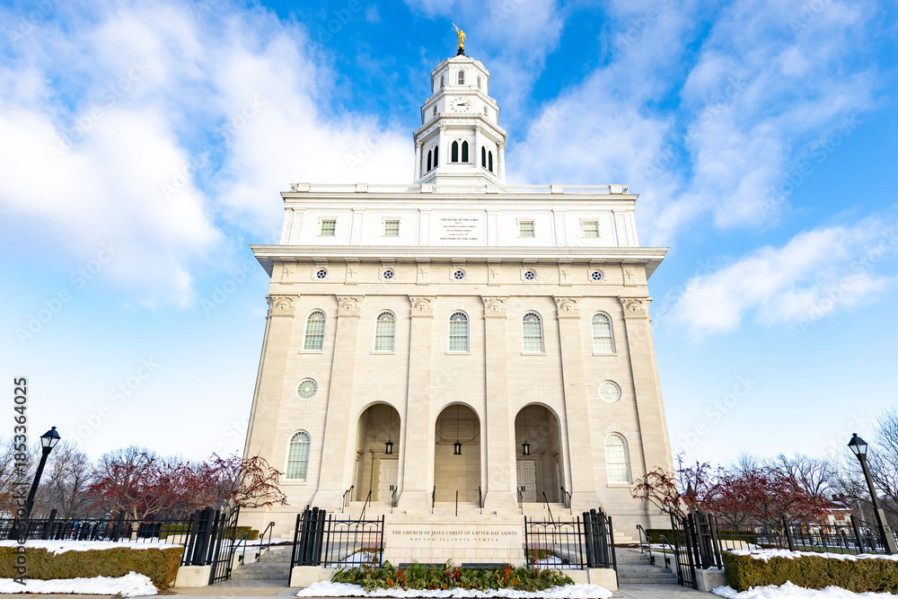 Obraz premium Nauvoo IL temple in the winter