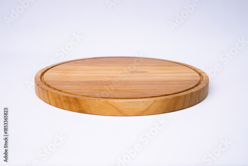 Canvastavla Round wooden cutting board with 30 degree shooting angle isolated on white backg