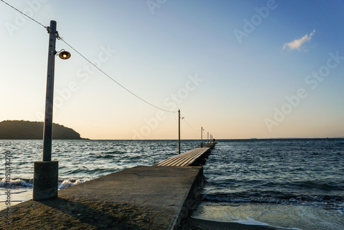日本千葉県の岡本桟橋からの夕日