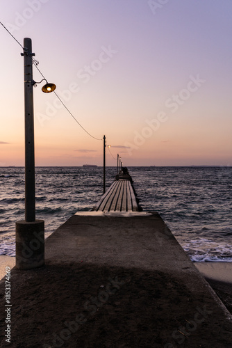 日本千葉県の岡本桟橋からの夕日