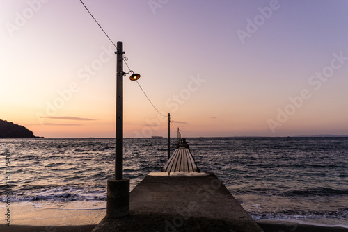 日本千葉県の岡本桟橋からの夕日