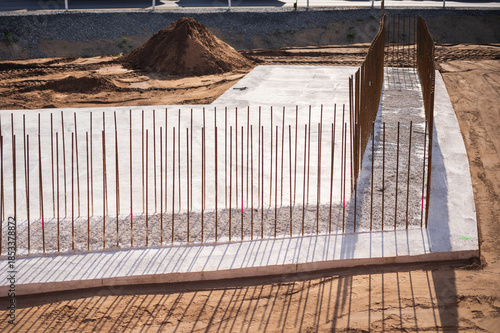 Fundment mit Bewehrungstahl für den nächsten Bauabschnitt