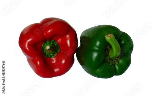 Foto whole red and green bell peppers isolated