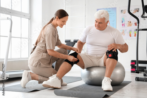 Senior man with therapist p...