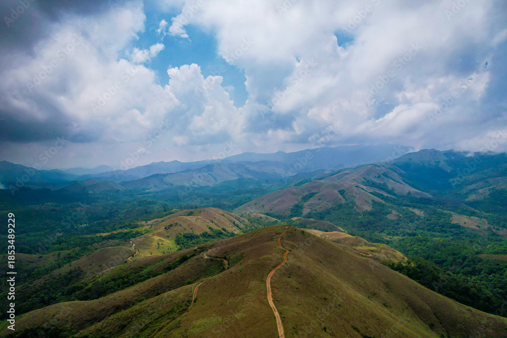 Obraz premium mountain road in the mountains, Kudremukh National Park