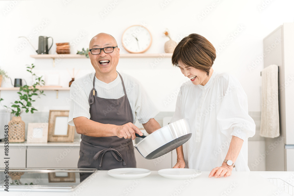 Fototapeta premium Senior couple preparing meals in the kitchen (housework, cooking enthusiast, cooking)