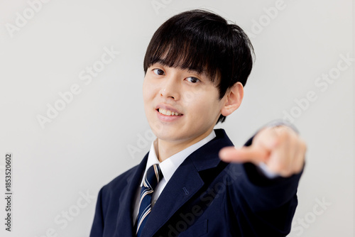 指差しをする男子高校生　ターゲット　狙い撃ち