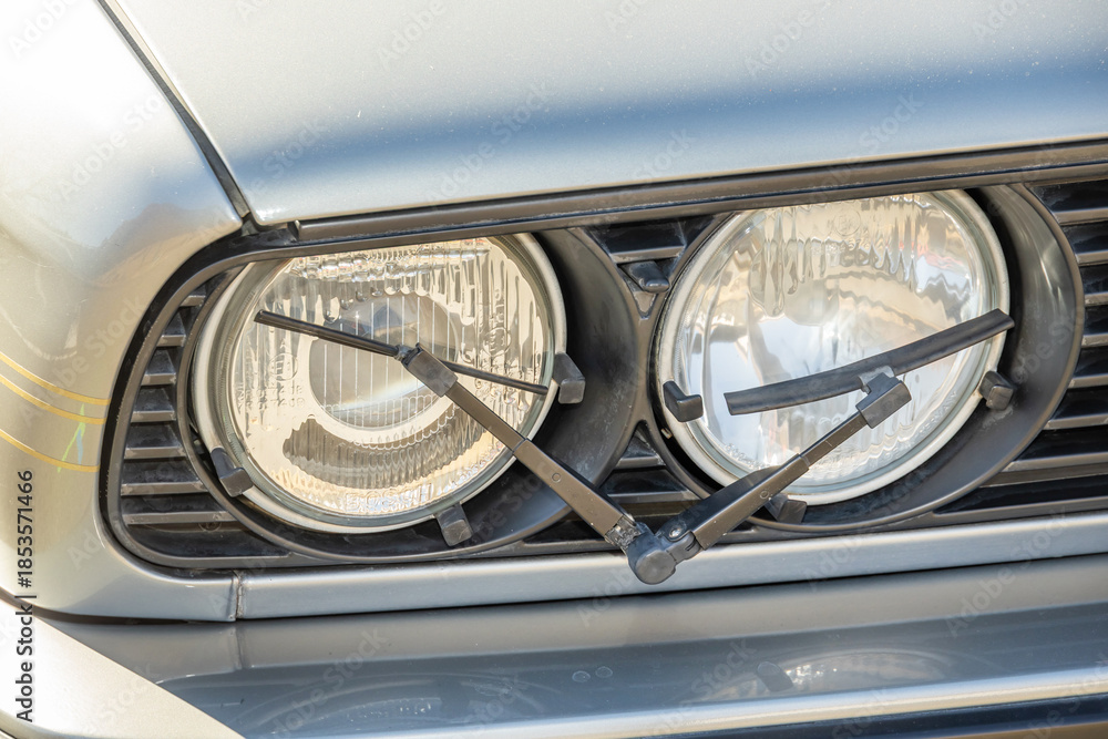 Obraz premium 古い自動車のヘッドライト Headlight of the old car