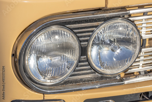 古い自動車のヘッドライト　Headlight of the old car