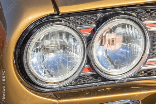 古い自動車のヘッドライト　Headlight of the old car