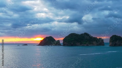 伊豆半島西海岸の夕景（タイムラプス・ズームアウト）　静岡県西伊豆町沢田公園にて