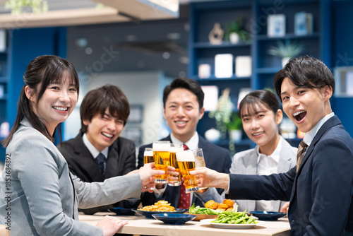 Fotografie 宴会で乾杯をするビジネスマン