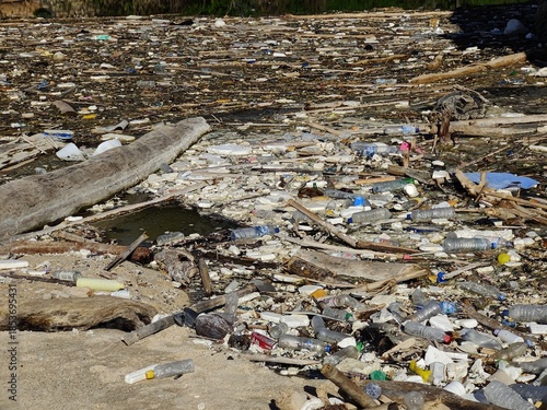 Pollution de rivière. Asie.