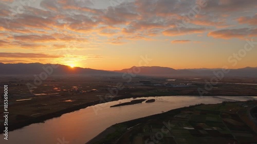 阿賀野川のオレンジ色の夜明け