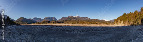 фотографія ampia composizione panoramica con vista dal letto in secca del fiume Tagliamento