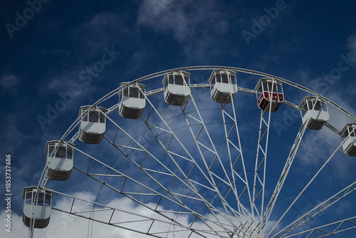 A large Ferris wheel is spinning.커다란 대관람차가 돌아가고있습니다.