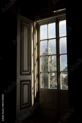 Beyond the window you can see trees and a garden.유리창 너머로 나무와 정원이 보입니다.