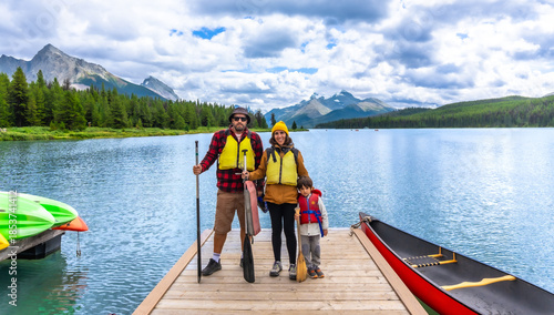Fotografía Family enjoying canoeing on maligne lake in jasper national park