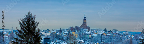 Winterlicher Sonnenaufgang über der Bergstadt Schneeberg mit St. Wolfgang im verschneiten Erzgebirge