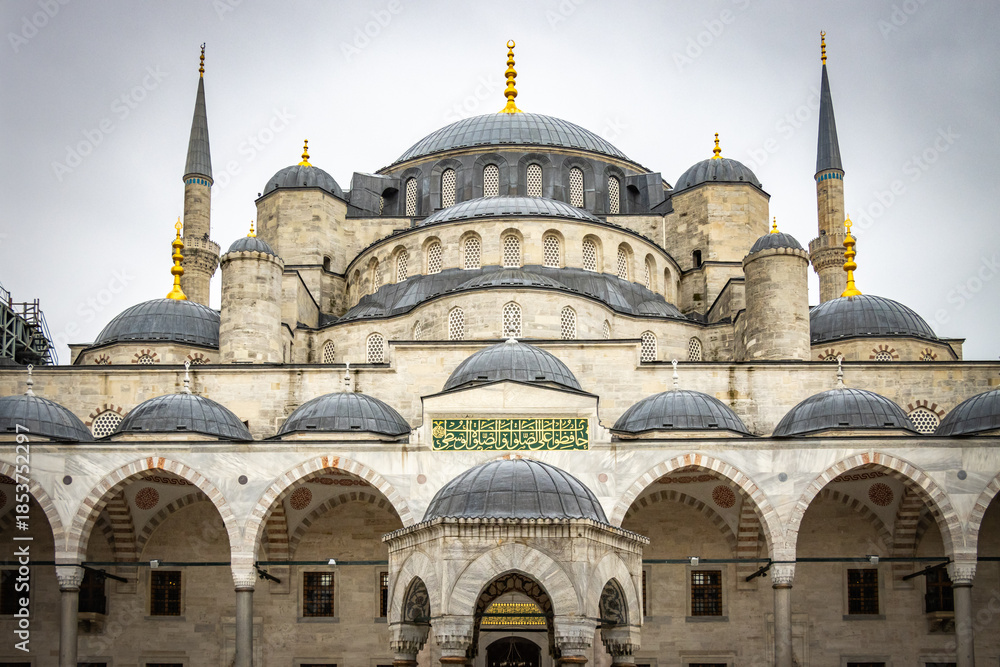 Fototapeta premium blue mosque istanbul, sultan ahmet, mosque, islamic, religion, landmark, tourism, minaret, turkiye, turkey