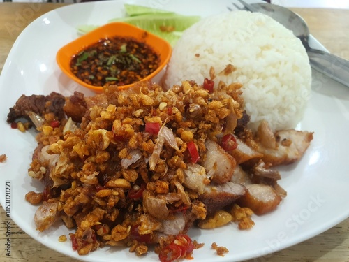 This dish, served with stir-fried pork with chili and salt over rice, has a delicious and spicy flavor.